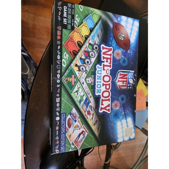 Monopoly NFL Junior Game Set Masterpieces Inc - Picture 1 of 4